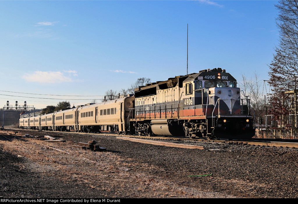 MNCR 4906 on train 43